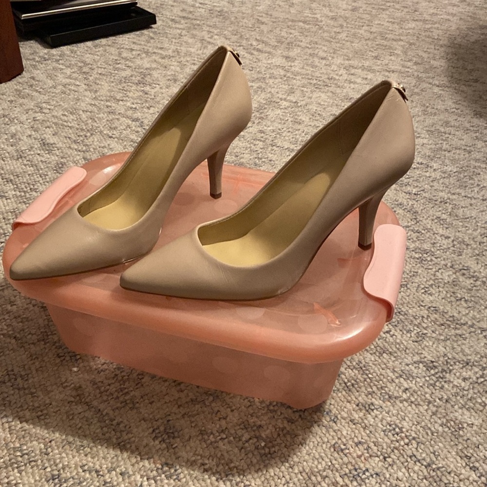 Michael Kors Classic Beige Heels NWOT - Picture 6 of 6